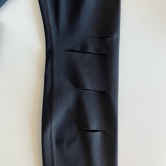 NWOT ALO Yoga Ripped Warrior Legging - Picture 11 of 16